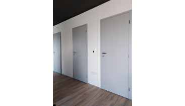 Altamura 1 - Popelave šedá CPL a bezobložkové reverzní dveře se skrytou zárubní pro tapetování Altamura 1 - Popelave šedá CPL a bezobložkové reverzní dveře se skrytou zárubní pro tapetování